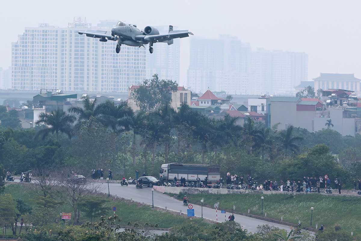 Hai chiec cuong kich hien dai cua Khong quan My da thu hut nhieu nguoi dan va nhiep anh gia tap trung tai de Xuan Quan gan san bay Gia Lam.