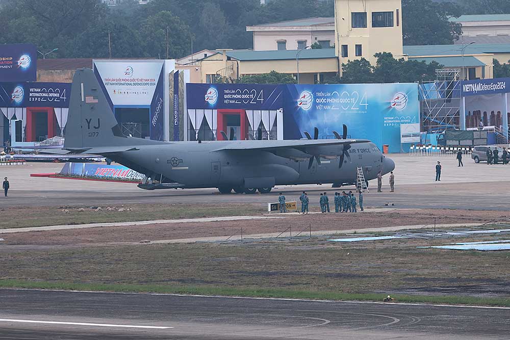 C-130 la loai may bay van tai hang trung, than rong voi canh nang chinh duoc bo tri o phia tren than may bay. Dong thoi canh chinh cung la noi thung chua nhien lieu va la noi dat 4 dong co cua may bay.   May bay duoc trang bi 4 dong co phan luc tuabin canh quat. Diem dac biet la do cao cua than may bay co the dieu chinh, de dang viec boc xep hang hoa len, xuong may bay.