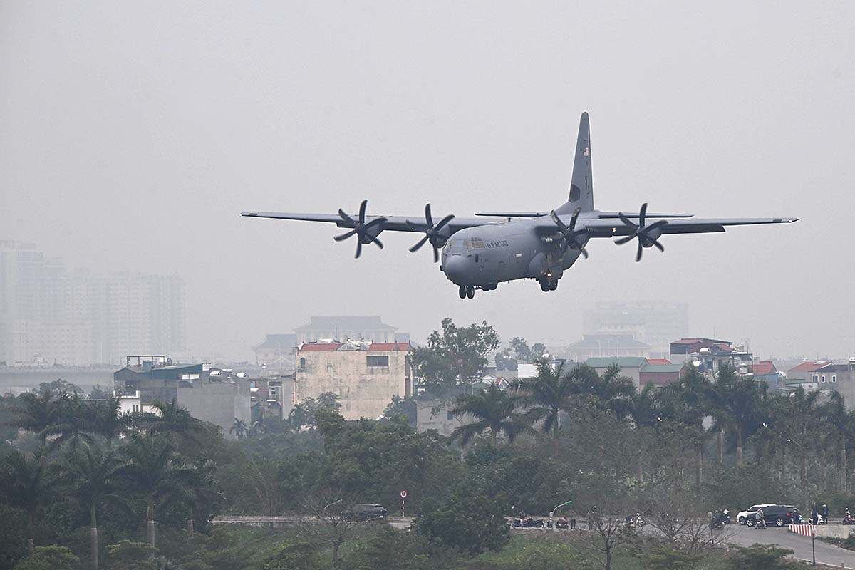 14h35 chiec van tai C130 xuat hien. Day cung la mot trong nhung khi tai quan su cua Khong quan My tham gia trien lam Quoc phong Quoc te Viet Nam 2024.