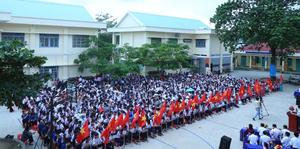 More than 2,000 cadres, teachers and students of An Thoi 2 Primary and Secondary School, Phu Quoc City participated in the propaganda session. Photo: CSB4 Region Command