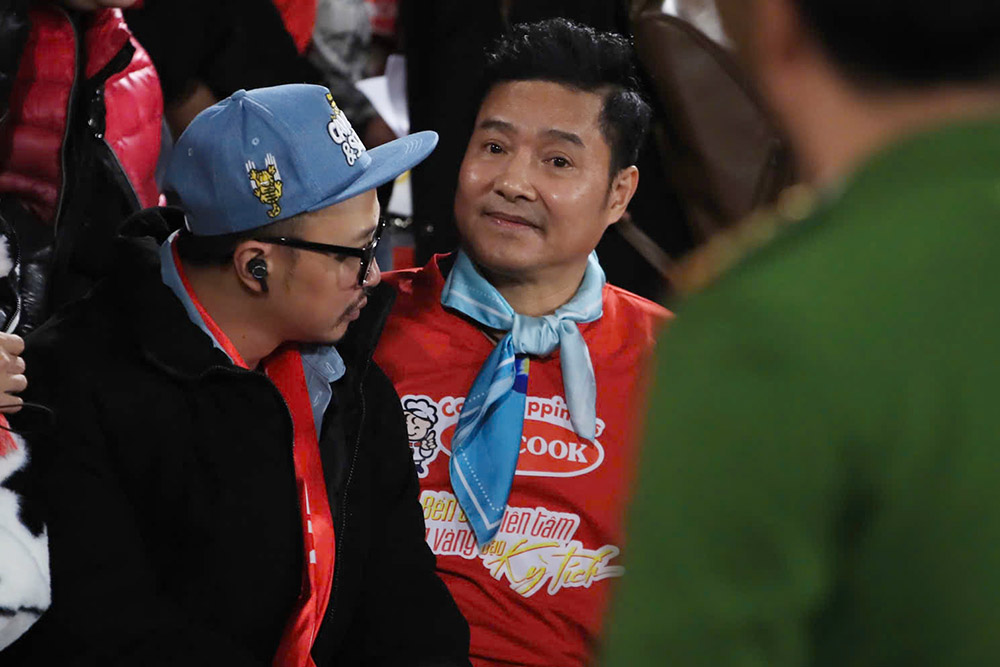 "Brother" Nguyen Hong Son was present at Viet Tri Stadium on the evening of December 15 to cheer on the Vietnamese team against Indonesia. Photo: Minh Dan