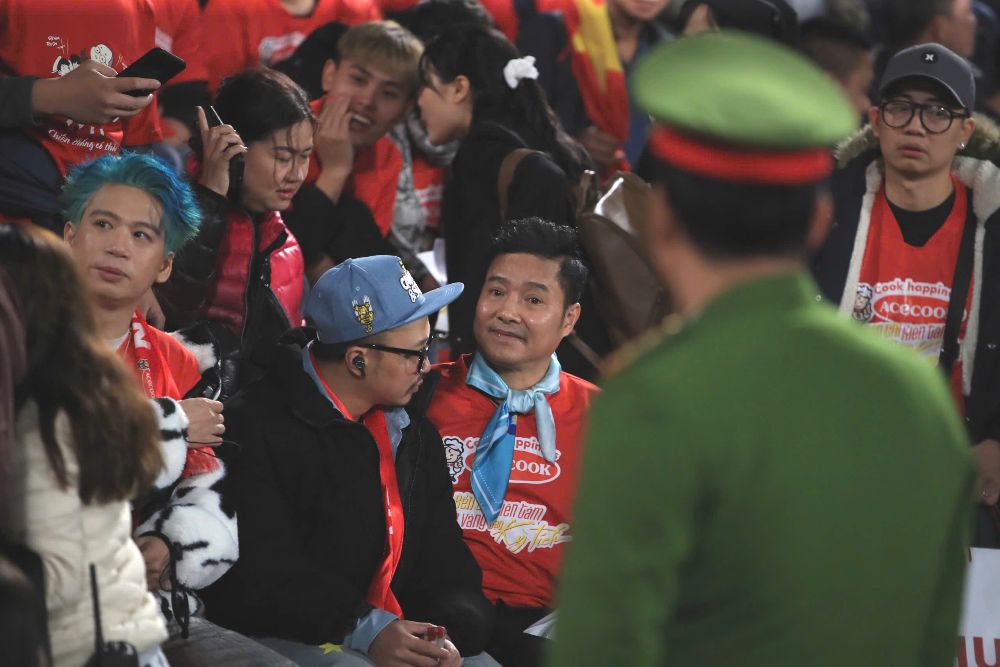 Former football star Hong Son (red shirt) and other talented people from the show "Call Me by Fire" cheered up the Vietnamese team to meet Indonesia. Photo: Minh Dan