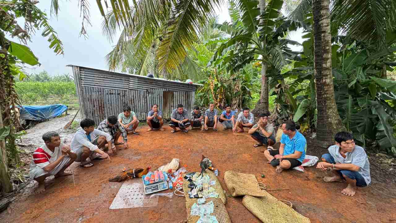 Caught 24 gambling suspects and seized over 80 million VND. Photo: Provided by the police.