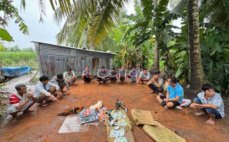 Caught 24 gambling suspects and seized over 80 million VND. Photo: Provided by the police.