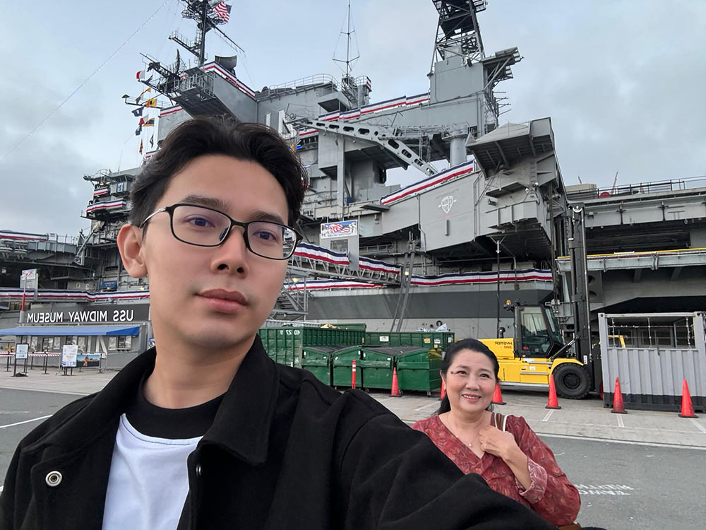 Trọng Luân cùng mẹ thăm Bảo tàng USS Midway - bảo tàng tàu sân bay hải quân lịch sử ở San Diego, California, Mỹ. Ảnh: NVCC