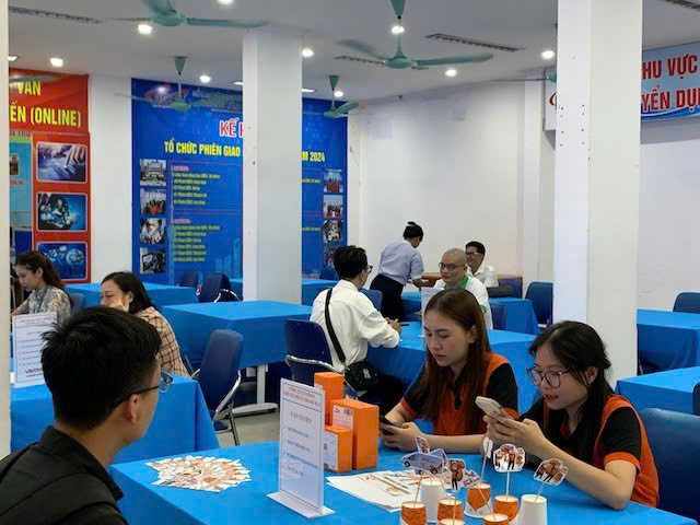 In the fourth quarter of 2024, Hanoi businesses will recruit about 150,000 people, creating wide-open opportunities for many people to work part-time in the service and sales sectors... Photo: Huong Nha