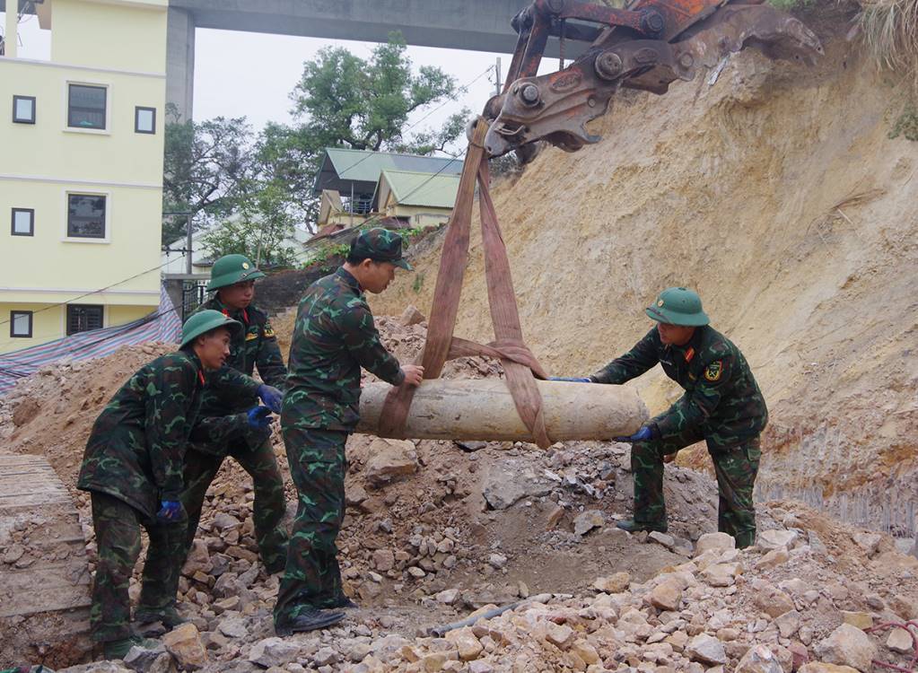 Engineers organized the removal of the bomb to the detonation site. Photo: Quang Ninh Provincial Military Command