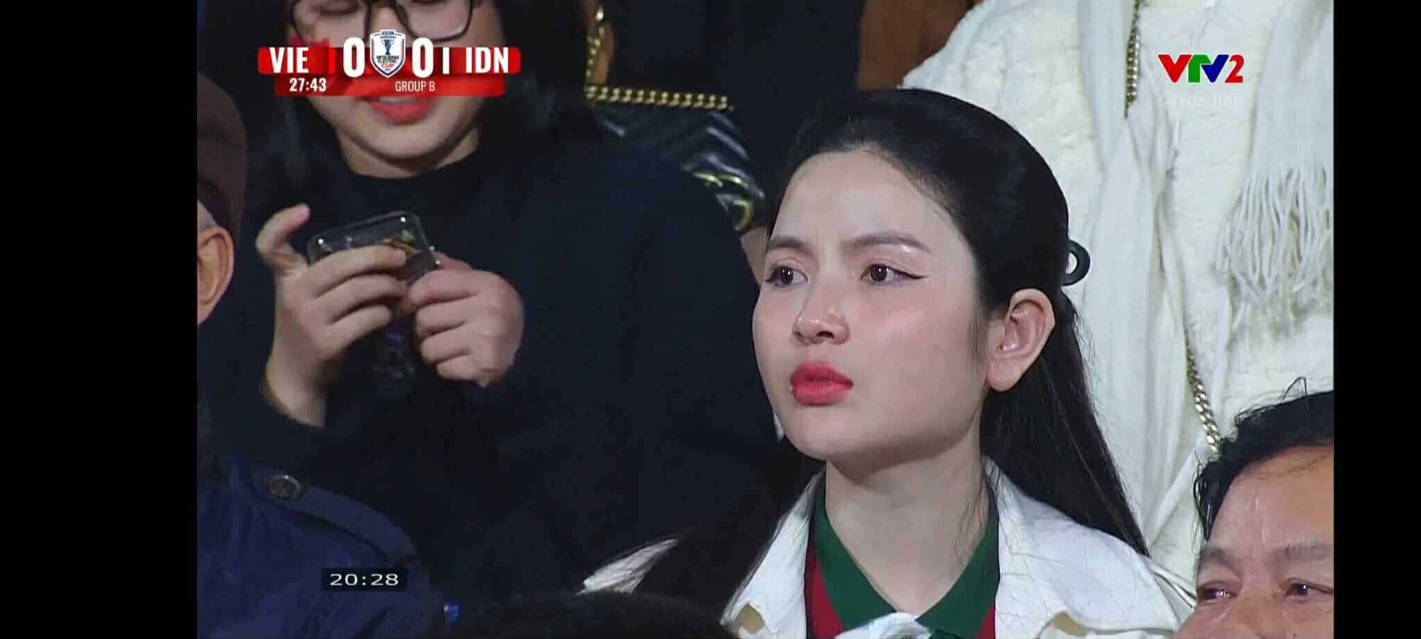 Midfielder Quang Hai's wife is worried when her husband was fouled in the match between Vietnam and Indonesia at the ASEAN Cup 2024. Photo cut from video