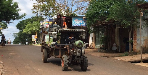 Farm trucks carrying agricultural products such as coffee... pose a potential traffic safety risk on National Highways in Dak Lak. Photo: Bao Trung