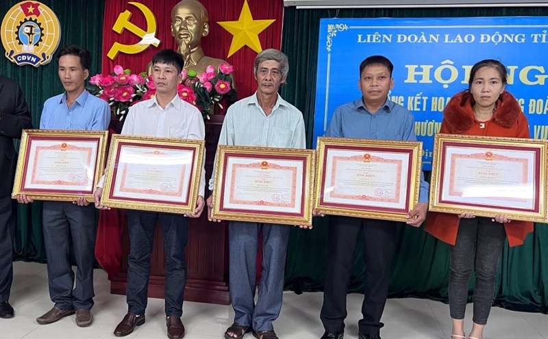 The Law on Emulation and Commendation focuses on rewarding individuals and groups directly involved in labor and production. In the photo are 5 workers from Binh Dinh province receiving certificates of merit from the Prime Minister in 2022. Photo: Xuan Nhan
