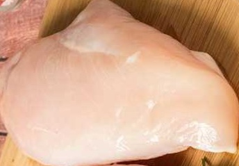 Chicken breast is one of the lean protein sources to reduce belly fat. Photo: Kieu Vu