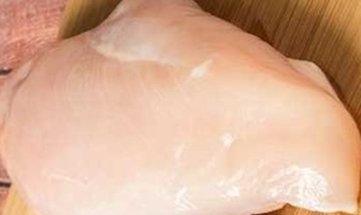 Ức gà là một trong những nguồn bổ sung protein nạc để giảm mỡ bụng. Ảnh: Kiều Vũ