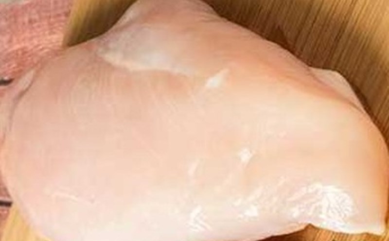 Chicken breast is one of the lean protein sources to reduce belly fat. Photo: Kieu Vu