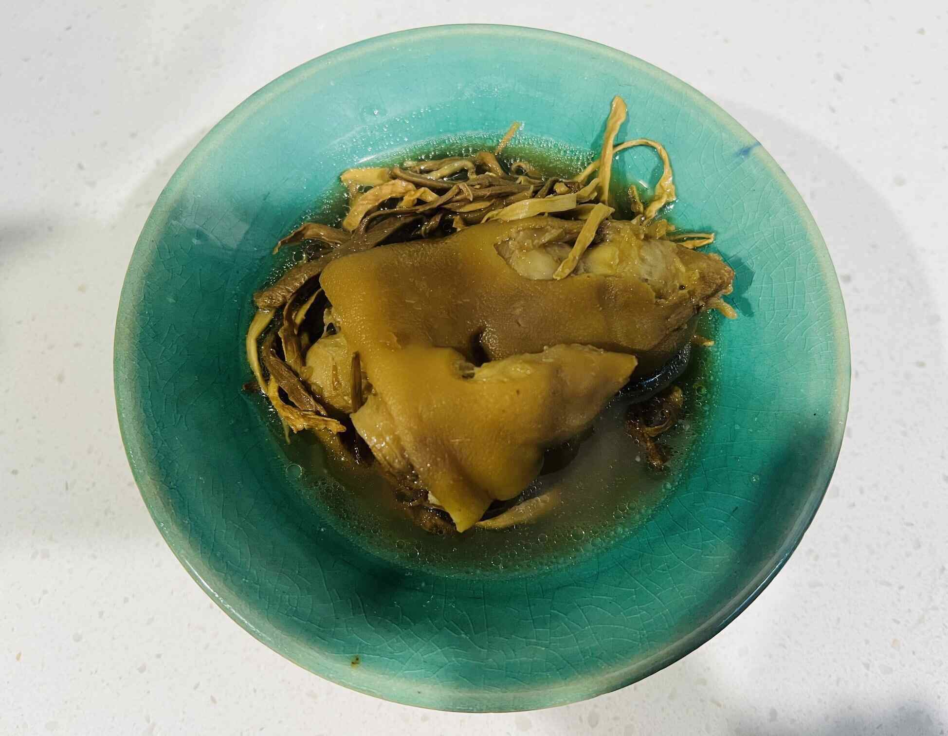 Gout patients should not eat delicious soup in this cold weather. Photo: Kieu Vu