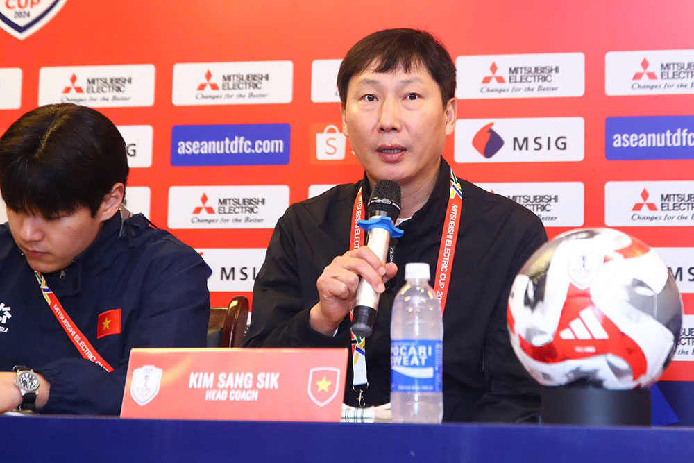 Coach Kim Sang-sik attends a press conference after the match with Indonesia. Photo: Minh Dan