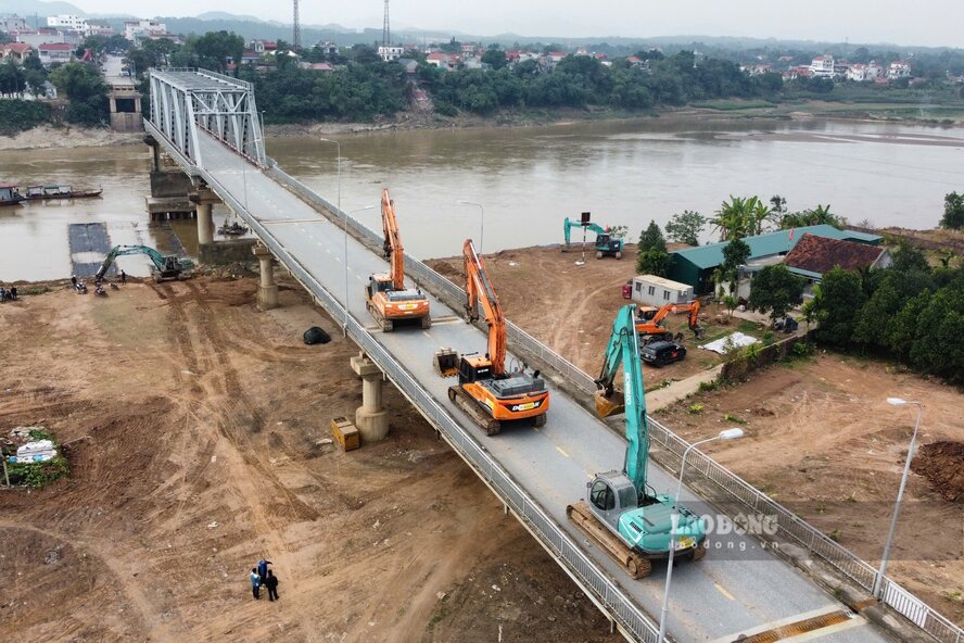 Tren cong truong, don vi thi cong da huy dong nhieu trang thiet bi, phuong tien den de trien khai cac cong viec. Anh: To Cong.