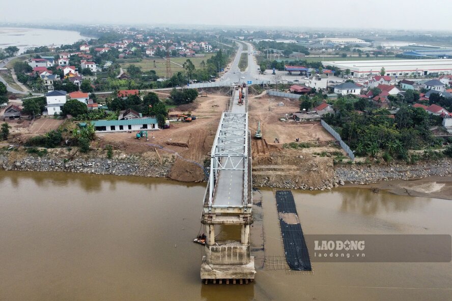 Theo ghi nhan cua phong vien Bao Lao Dong sang 16.12, tai khu vuc cau Phong Chau phia xa Phung Nguyen, huyen Lam Thao, Tong cong ty xay dung Truong Son (Binh doan 12) dang dong thoi trien khai thao do phan cau Phong Chau con lai va chuan bi cho cong tac xay dung cau moi. Anh: To Cong.