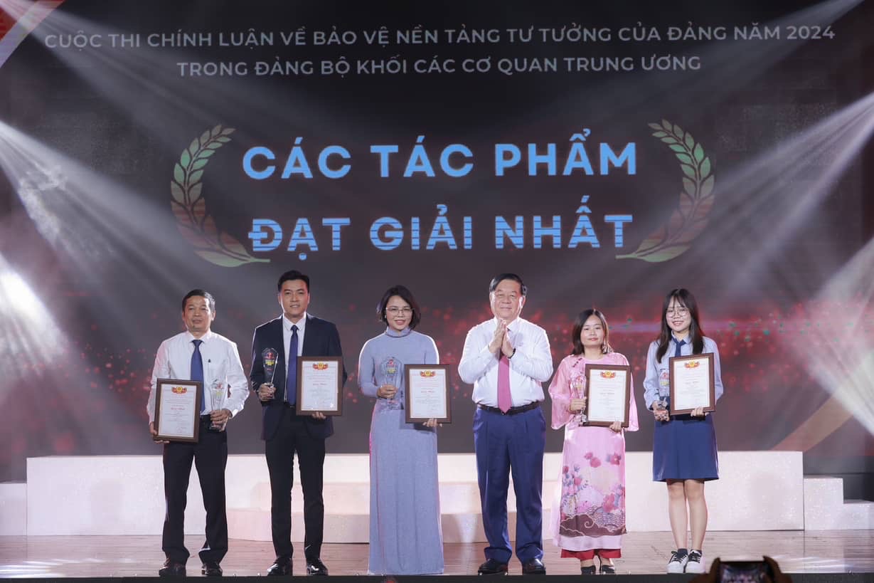 Head of the Central Propaganda Department Nguyen Trong Nghia presented awards to the authors who won the first prize in the "Political essay contest on protecting the Party's ideological foundation in 2024 in the Party Committee of the Central Agencies". Photo: Hai Nguyen