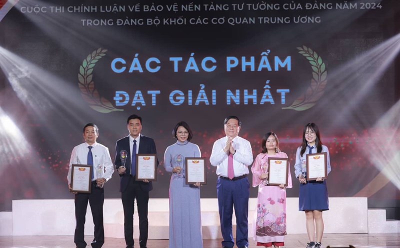 Head of the Central Propaganda Department Nguyen Trong Nghia presented awards to the authors who won the first prize in the "Political essay contest on protecting the Party's ideological foundation in 2024 in the Party Committee of the Central Agencies". Photo: Hai Nguyen