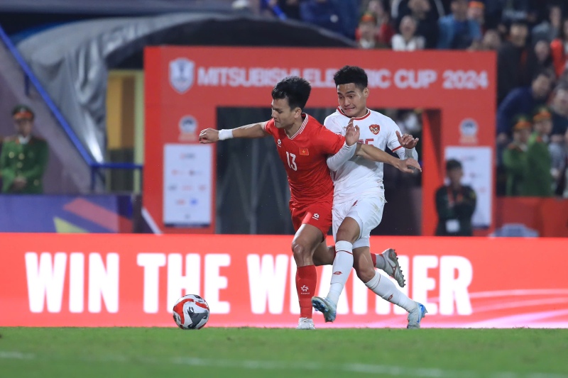 The situation where defender Tan Tai of the Vietnamese team was knocked down by the opponent in the penalty area. Photo: Minh Dan