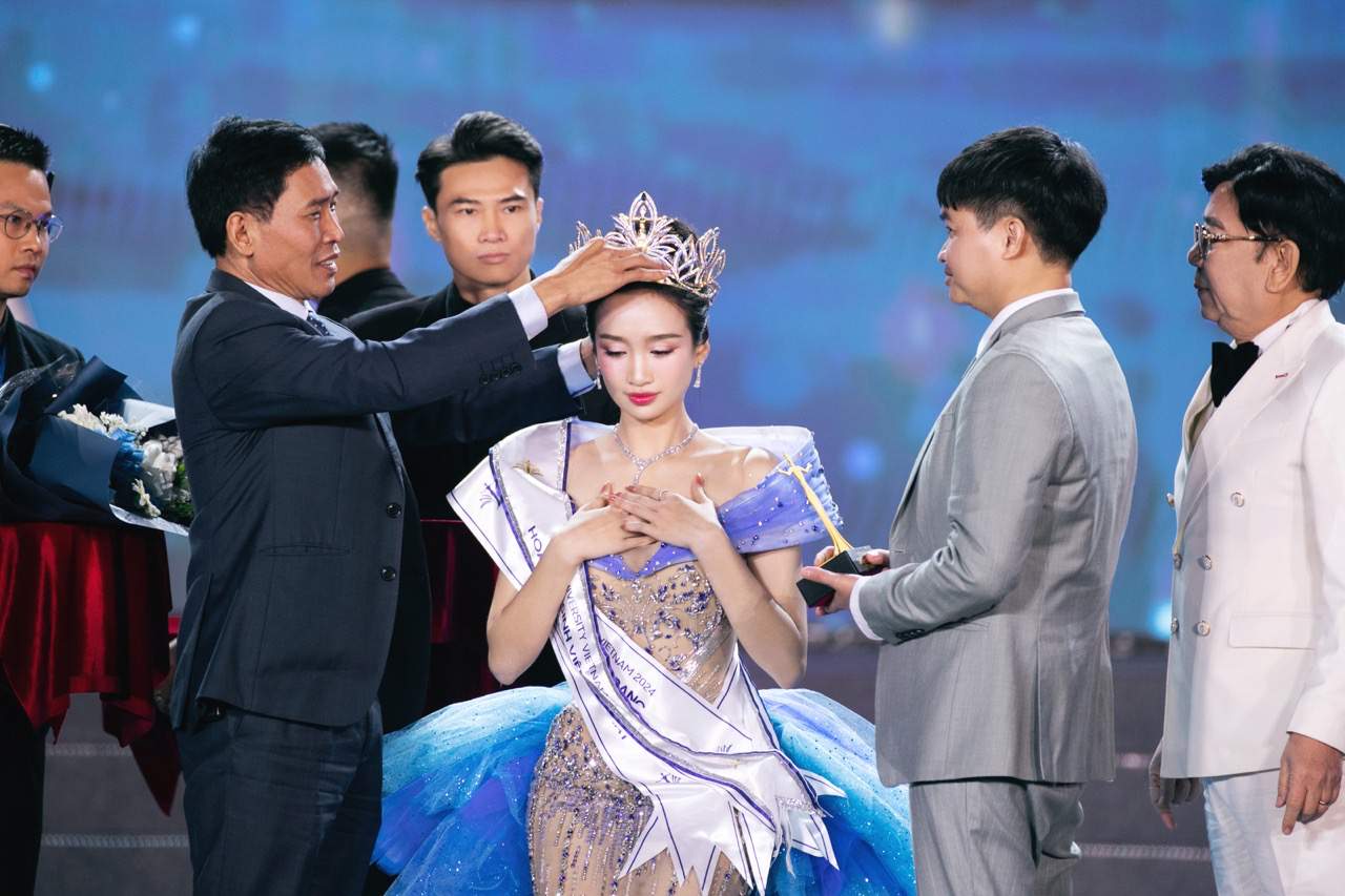 The moment Duong Tra Giang was crowned Miss Student Vietnam. Photo: Organizing Committee