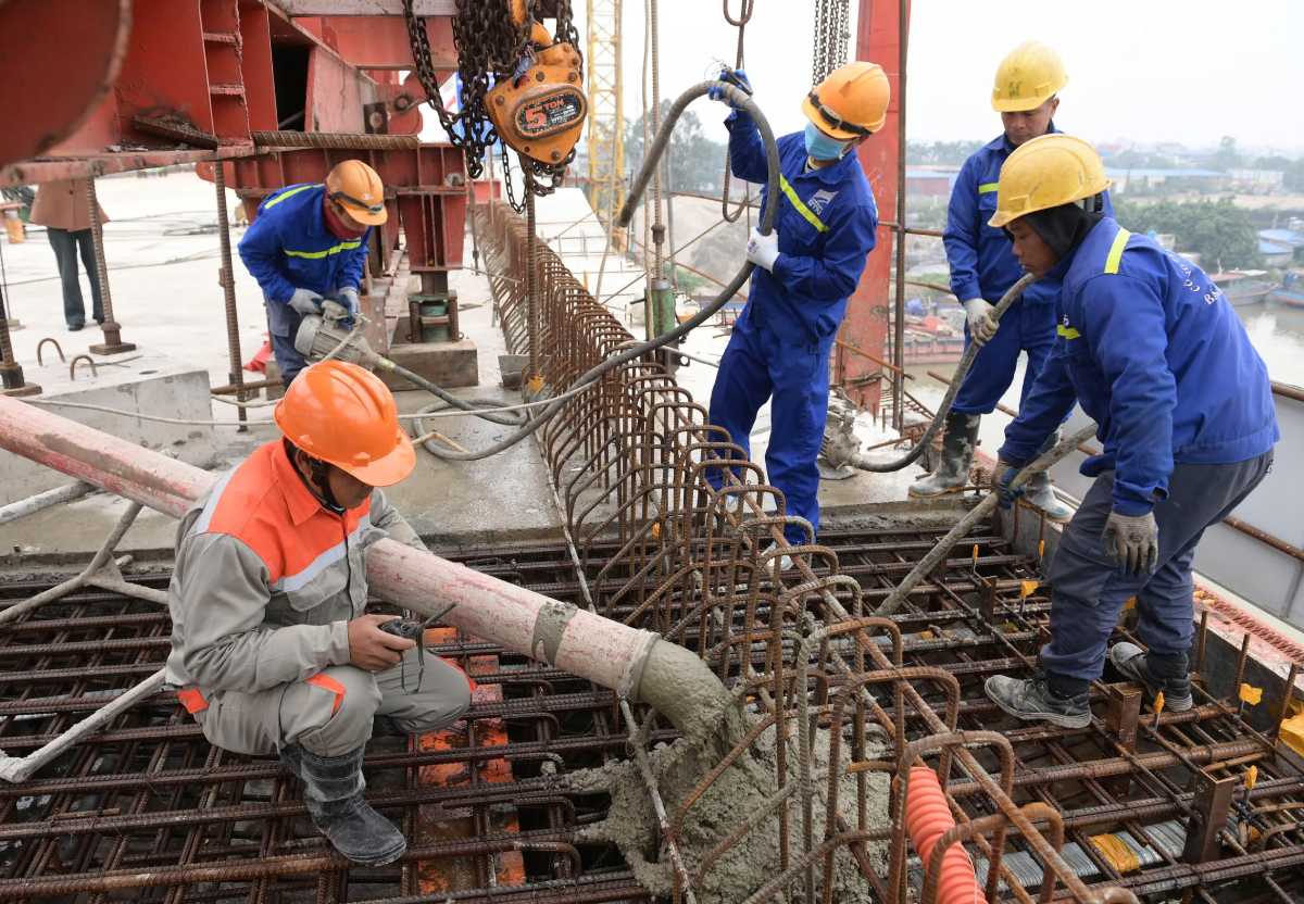Closing of the project to build a bridge across Dao River (connecting Song Hao Street to Vu Huu Loi Street, Nam Dinh City). Photo: Luong Ha