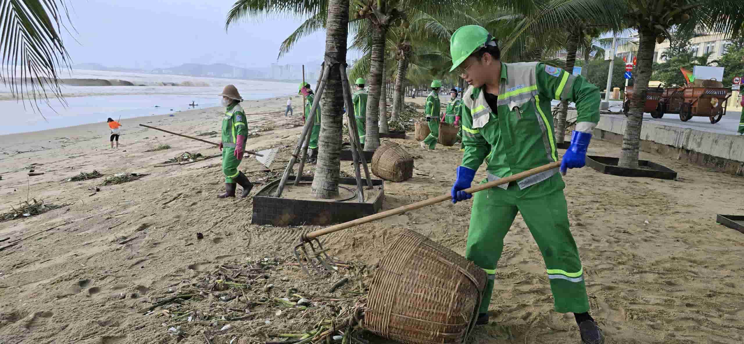 Environmental workers clean up trash on Nha Trang's coastline. Photo: Huu Long
