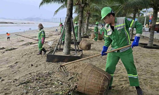 Nhân viên môi trường ra quân dọn dẹp rác ngập tràn đường bờ biển Nha Trang. Ảnh: Hữu Long
