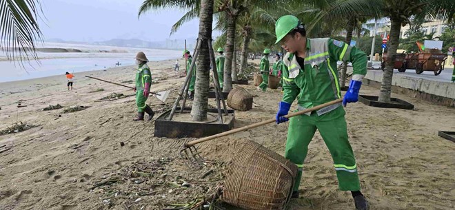 Ra quân dọn hàng trăm tấn rác ngập tràn bờ biển Nha Trang