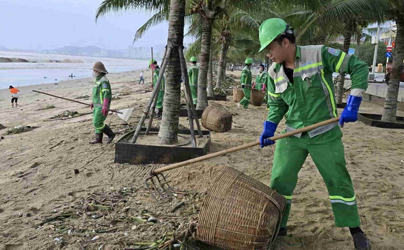 Environmental workers clean up trash on Nha Trang's coastline. Photo: Huu Long