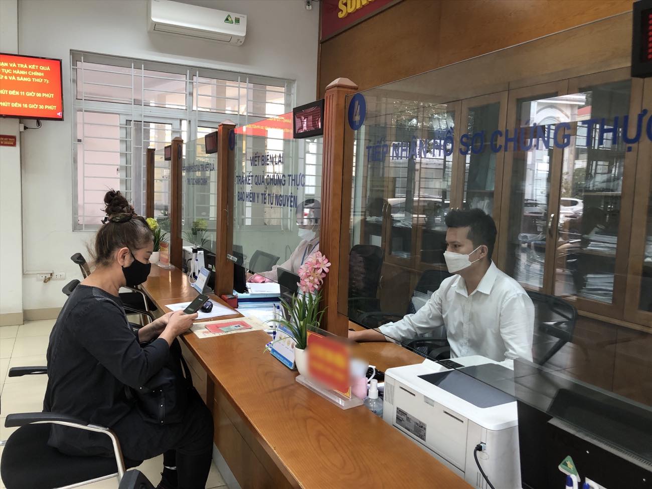 The Ministry of Home Affairs informs about the conditions for exemption from probation for commune land officials. Illustration photo: Huong Nha