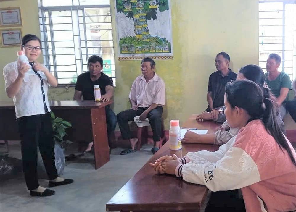 Teachers impart techniques on plant care and proper use of pesticides. Photo: Tra My