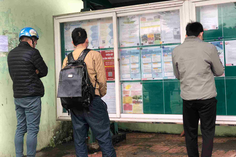 Despite the high pressure of work, many workers still try to stay at work to receive their Tet bonus before looking for another job. Photo: Minh Huong