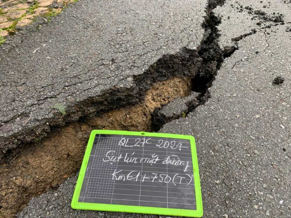 Many landslides and road cracks appeared on National Highway 27C Khanh Le Pass on the morning of December 16. Photo: Huu Long