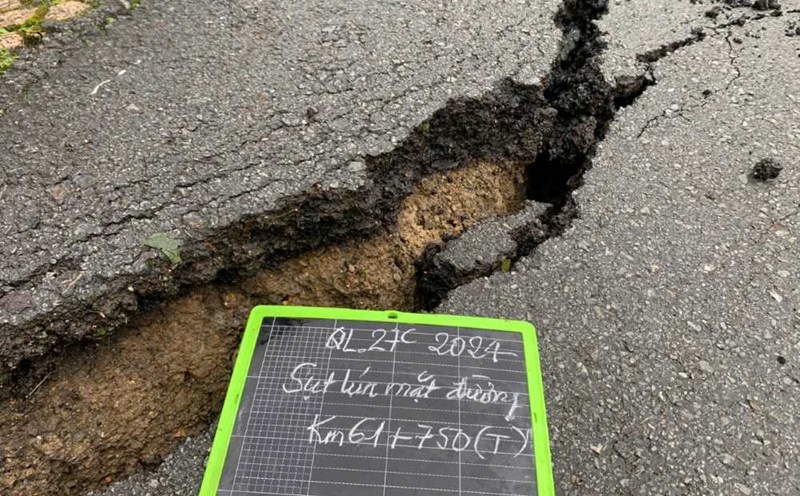 Many landslides and road cracks appeared on National Highway 27C Khanh Le Pass on the morning of December 16. Photo: Huu Long