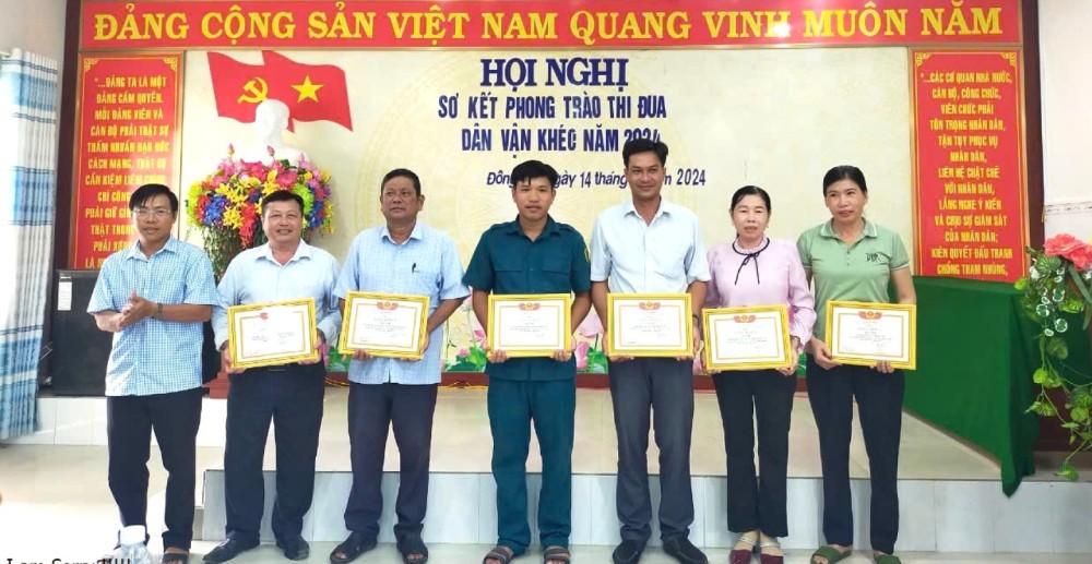 Mr. Danh Dai (third from right) not only helps ethnic minorities develop their economy but also strengthens their collective solidarity. Photo: Xuan Nhi