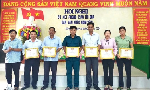 Ông Danh Dài (thứ 3, từ phải qua) không chỉ giúp đồng bào dân tộc phát triển kinh tế mà còn gắn kết sức mạnh đoàn kết tập thể của bà con. Ảnh: Xuân Nhi
