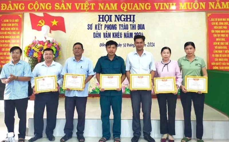 Mr. Danh Dai (third from right) not only helps ethnic minorities develop their economy but also strengthens their collective solidarity. Photo: Xuan Nhi