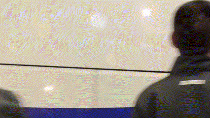 Quang Hai scores points with his actions at the airport with the Vietnamese team