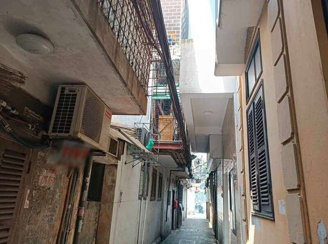 Many houses in alleys in Lang Ha ward (Dong Da district, Hanoi) are being sold for 3 billion VND/house. Photo: Thu Giang