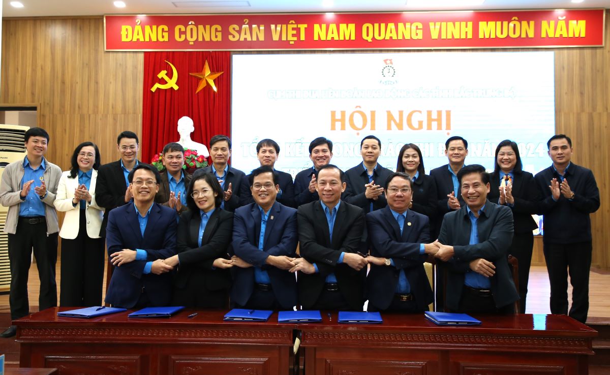 The emulation cluster of the Labor Federation of 6 provinces in the North Central region signed an emulation agreement in 2025. Photo: Hung Tho.