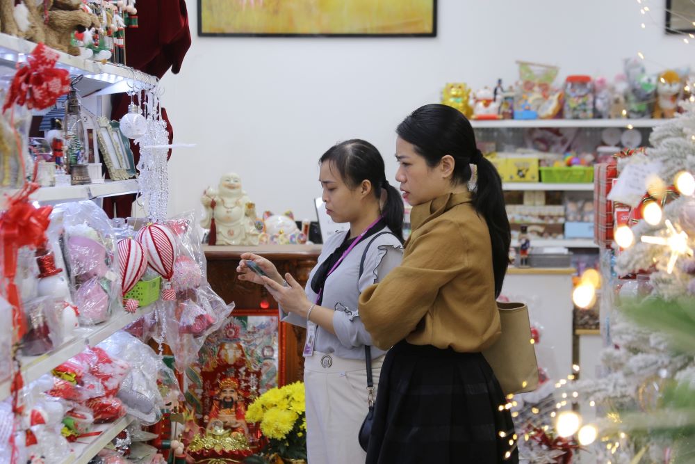Diverse Christmas decoration market in Da Nang. Photo: Tran Thi