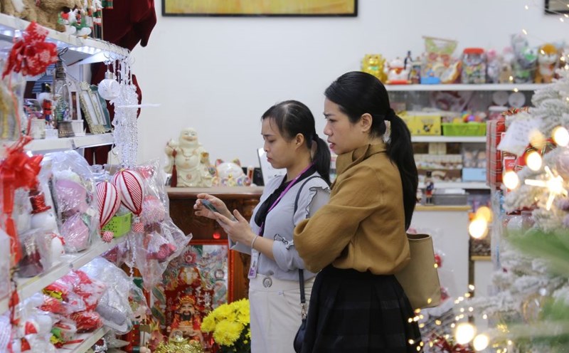 Diverse Christmas decoration market in Da Nang. Photo: Tran Thi