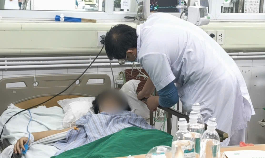 Doctor takes care of patient with autoimmune encephalitis. Photo: Thanh Dang