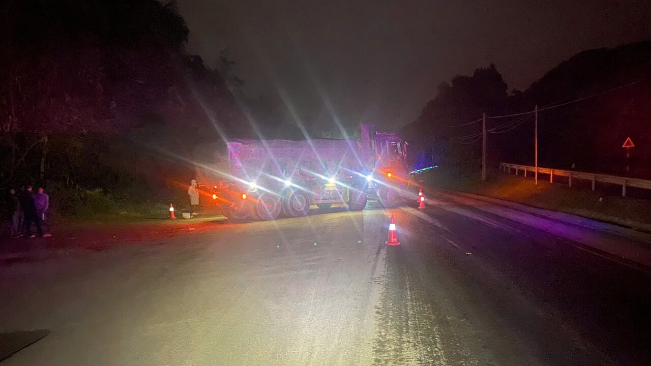 Accident scene on Hoa Binh - Hoa Lac road. Photo: Provided by local people