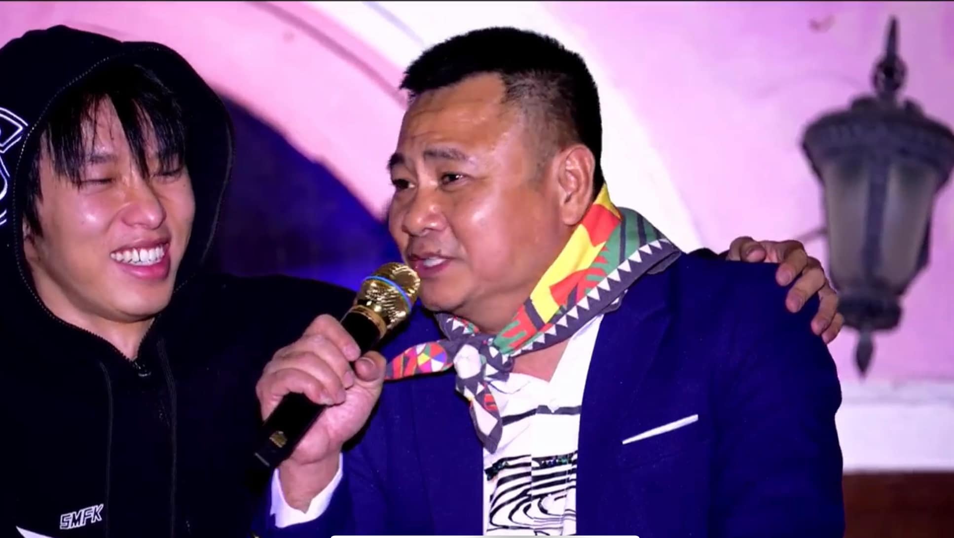 People's Artist Tu Long appeared in the live show "Balcony Corner" by singer Tuan Hung. Photo: Cut from video