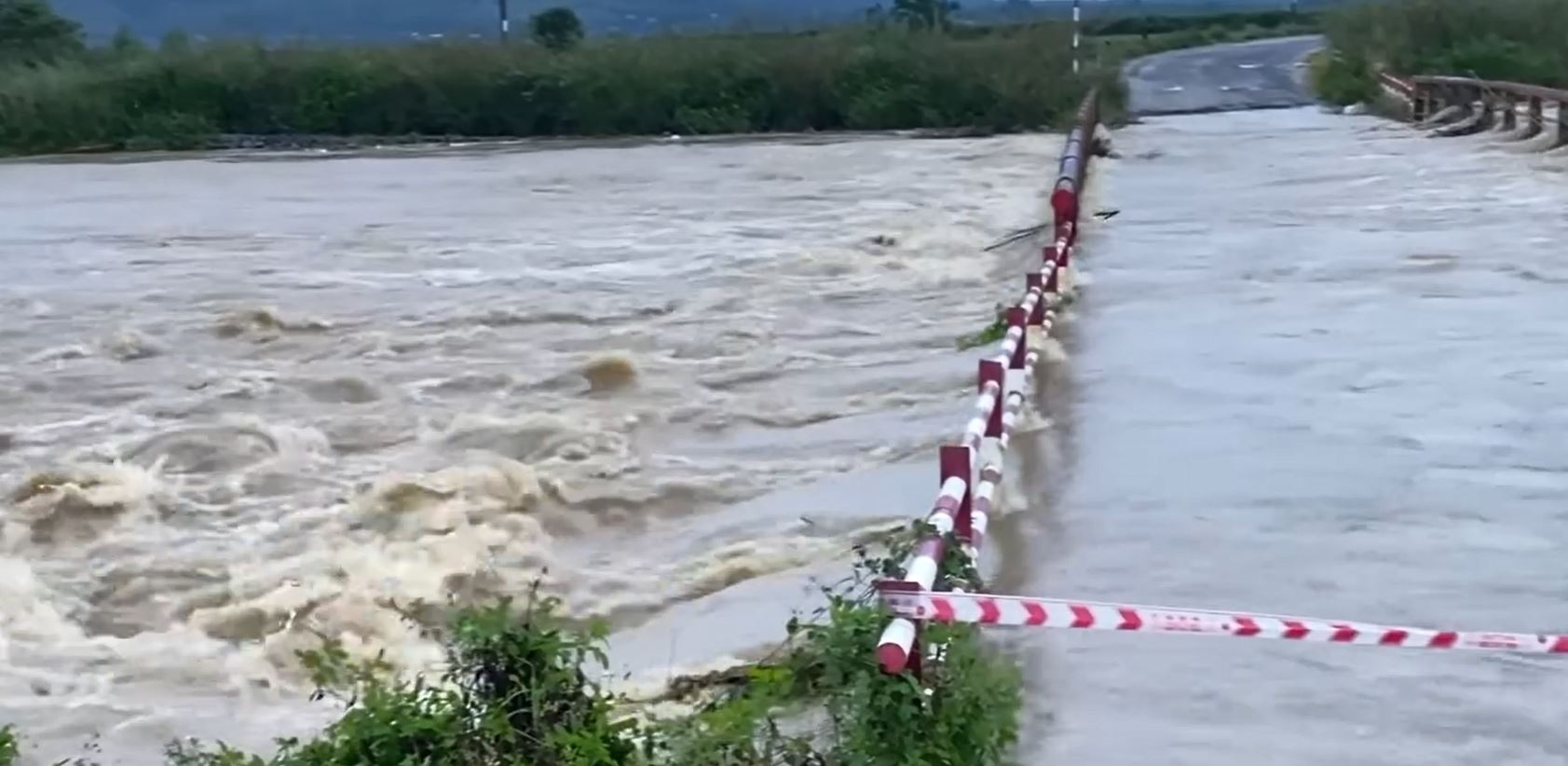 Thong Nhat Bridge in Ea Kar district, Dak Lak province is flooded, traffic is cut off. Photo: Bao Trung