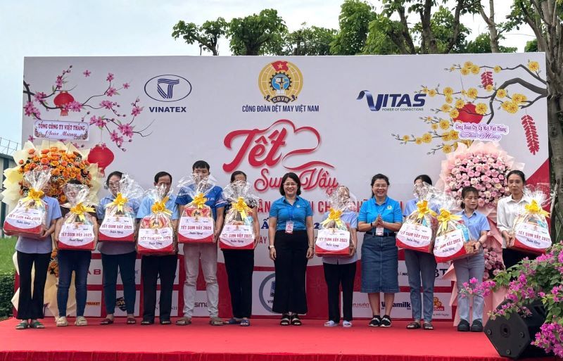 Representatives of the Vietnam Textile and Garment Trade Union presented Tet gifts to union members and workers in difficult circumstances. Photo: Duc Long
