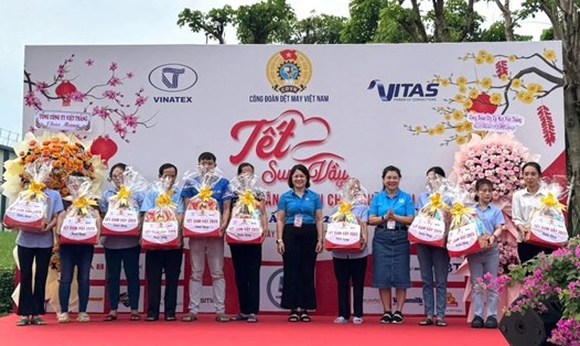 Đại diện Công đoàn Dệt may Việt Nam tặng quà chăm lo Tết cho các đoàn viên, người lao động có hoàn cảnh khó khăn. Ảnh: Đức Long