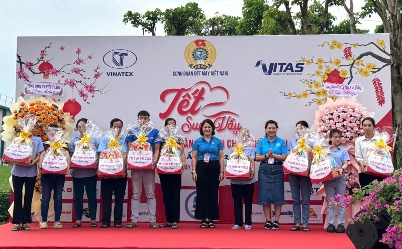 Representatives of the Vietnam Textile and Garment Trade Union presented Tet gifts to union members and workers in difficult circumstances. Photo: Duc Long
